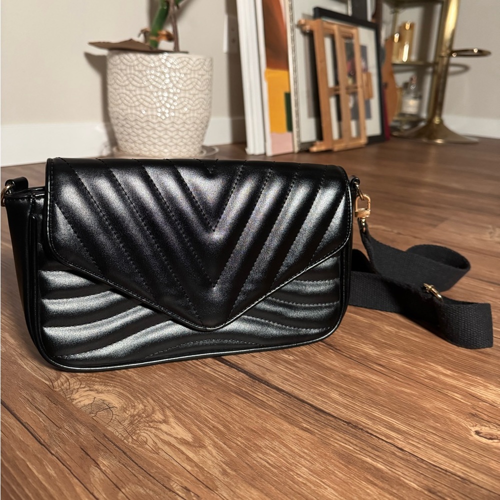 Ant expedition crossbody/ shoulder bag in black 
Interchangeable straps
